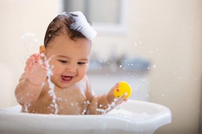 Si scopre che i bagni per neonati con birra o acqua di cocco aiutano a sbiancare la pelle ogni giorno