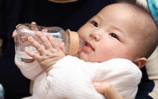 Детям до 6 месяцев пить воду или нет?