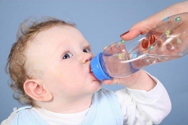 Детям до 6 месяцев пить воду или нет?