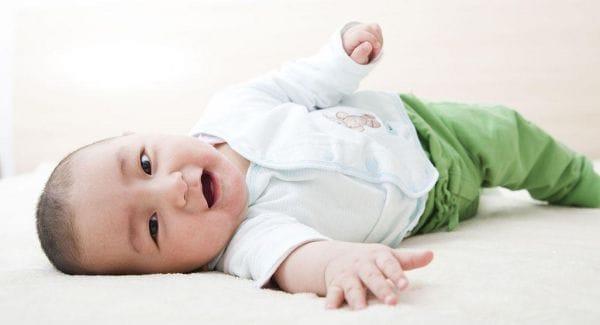 生後3ヶ月の赤ちゃんまだ首が硬くない：それはいつ正常でいつ異常ですか？