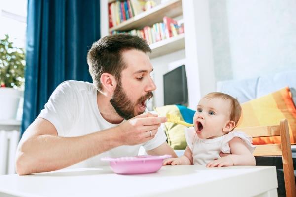 生後4ヶ月の子供は食べられませんか？ 固形物を食べ始めるときの注意