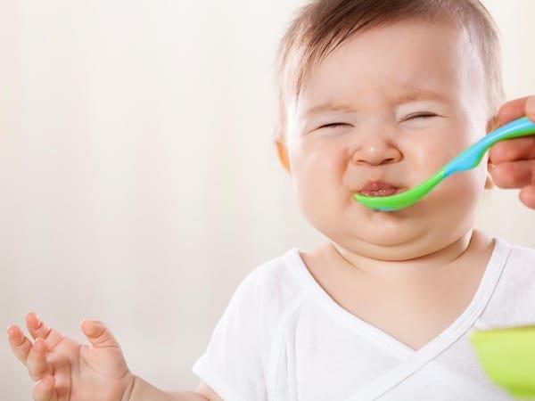 I bambini di 4 mesi non possono mangiare?  Note quando si inizia a mangiare solidi