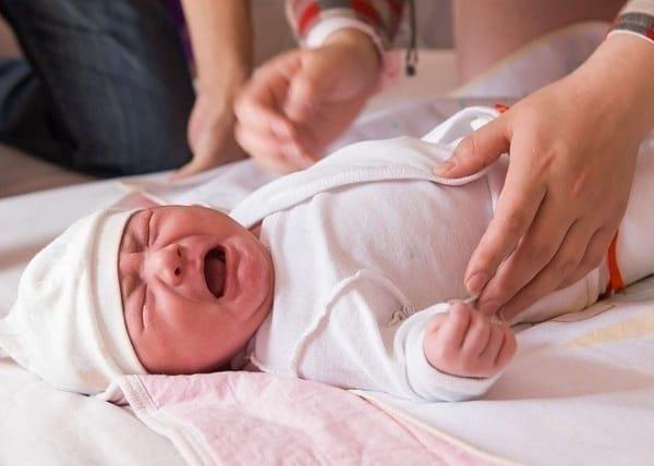 4 cara efektif untuk membantu mengatasi sembelit bayi saat menyusui