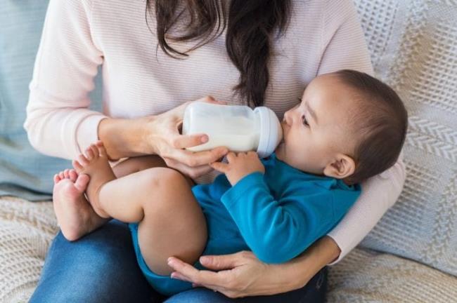 4 cara efektif untuk membantu mengatasi sembelit bayi saat menyusui