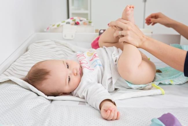 I neonati escono dopo l'allattamento, le madri devono prestare attenzione alla digestione del loro bambino