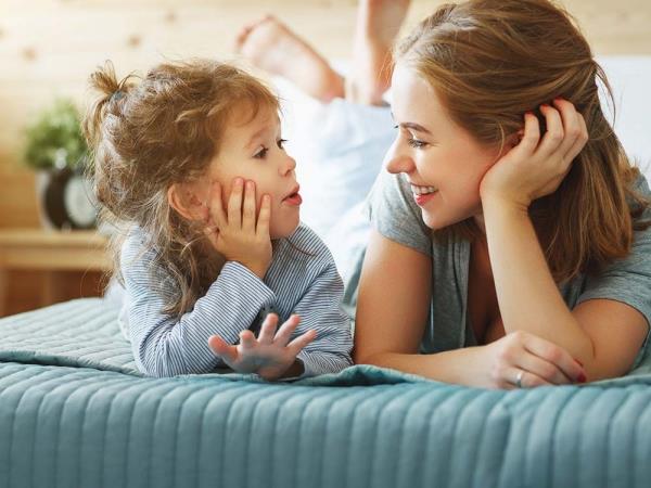 両親が1〜3歳の間に赤ちゃんに話すことを教えるための6つの素晴らしいヒント