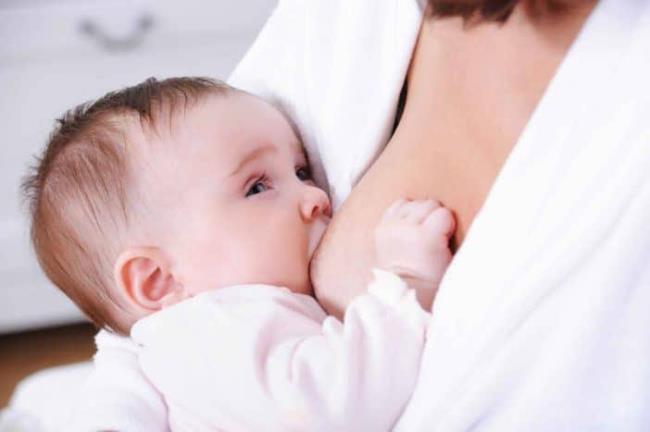 نوزادان کمتر از حد معمول شیر می دهند: علت و راه حل