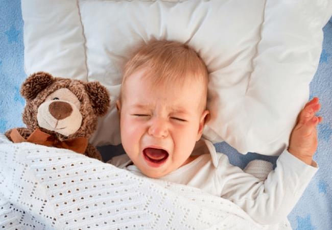 I bambini di 2 anni spesso piangono di notte e ciò che i genitori devono sapere