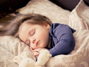 Jak pomóc dzieciom przejść z łóżeczka do łóżka, gdy są małe