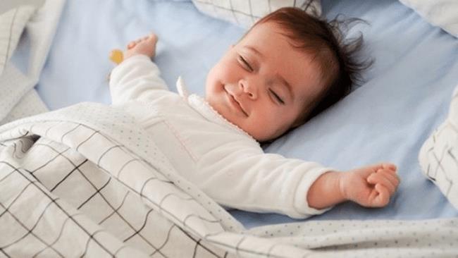 Como ajudar as crianças a fazer a transição do berço para a cama quando são crianças