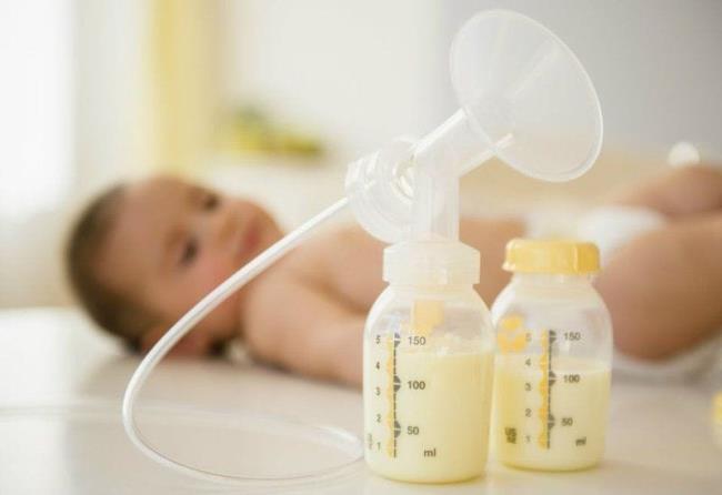 After giving birth, breastmilk is opaque yellow, pink brown, should I breastfeed?