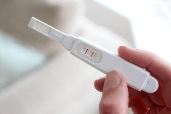 임신 테스트 테스트에 2 개의 굵은 선이 표시되지만 임신이없는 이유는 무엇입니까?
