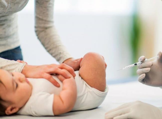 赤ちゃんの健康を最もよく保護するために、子供は何ヶ月齢で5 in 1ワクチンを接種されていますか？