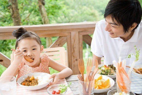 Baby eats well but doesn't gain weight, what should mom do to help children?