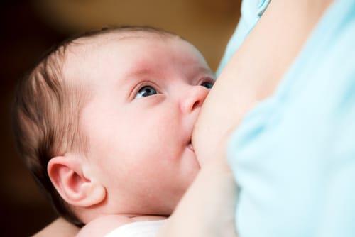 Ihr Baby hat viele Male wiederkehrende Ekzeme. Was sollte die Mutter tun, um das Baby vollständig zu behandeln?