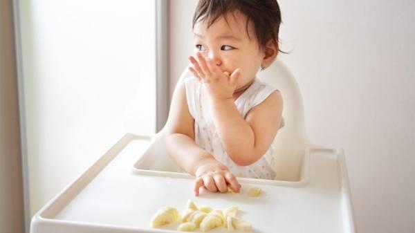 Comment nourrir un bébé d'un an avec des épices correctes et sûres?