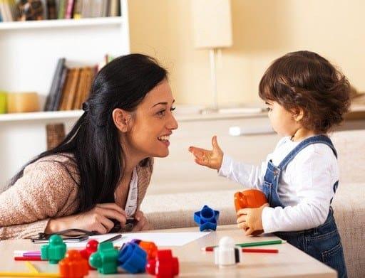 Wie kann man mit Kindern im Alter von 1 bis 3 Jahren spielen, um ihr körperliches und Gehirnpotential zu fördern?