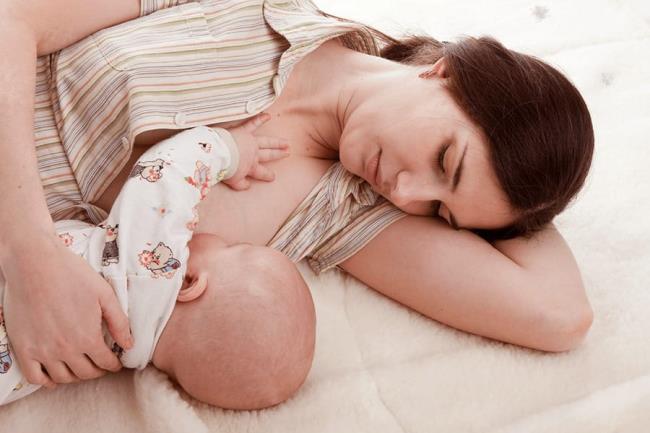 Allattamento sdraiato - Dovrebbe o non dovrebbe e alcune note per le mamme