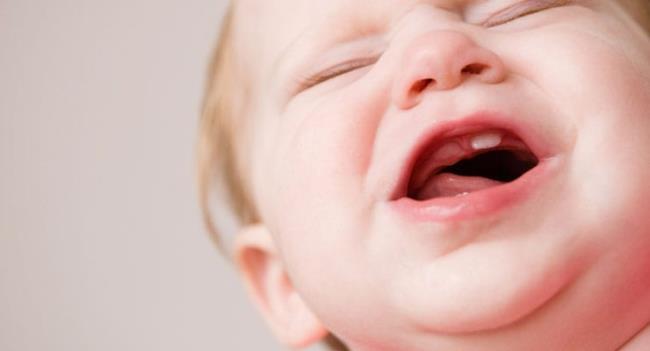 8 segni di dentizione dei bambini che i genitori devono ricordare