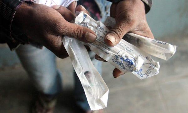 Vor dem Skandal von 900 mit HIV infizierten Kindern in Pakistan war die Welt viele Male erschüttert, weil medizinisches Personal Nadeln und Spritzen wiederverwendete, um Patienten zu infizieren.