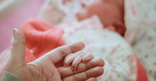 Do not wash your hands when holding your baby - Newborn babies experience dire consequences