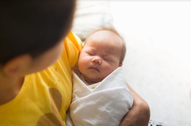 Wie man Babys wissenschaftlich hält: Sollten Mütter das Baby schütteln?