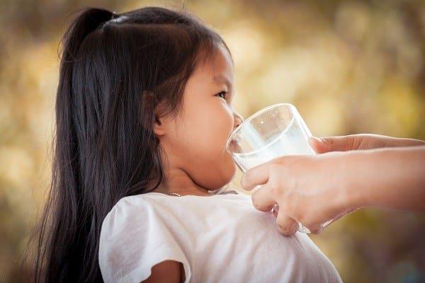 Petite fille souffrant d'anémie en buvant 12 boîtes de lait frais chaque jour!  Où ne peut pas trouver de mal aux enfants!