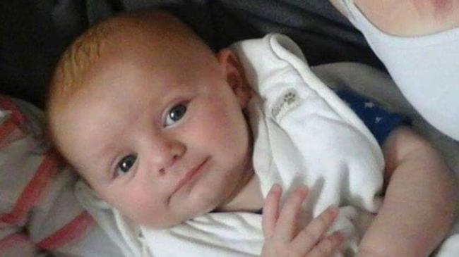 Un bambino di 4 mesi è morto per soffocamento con il latte durante l'allattamento al biberon - La madre si è pentita di essere troppo soggettiva