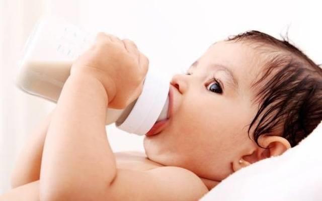 4-month-old baby dies from choking on milk while bottle feeding - Mother regrets being too subjective