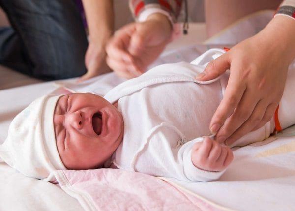 Come tenere un bambino che allatta nella posizione migliore secondo il consiglio di un medico