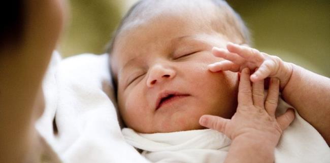 Semplici consigli per il trattamento del respiro sibilante neonatale a casa