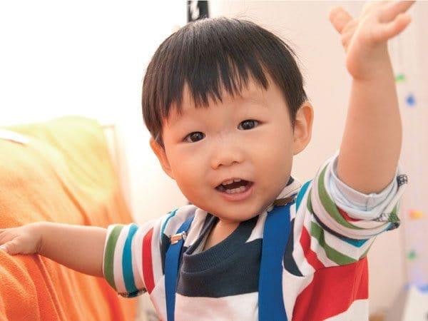 生後24か月の赤ちゃん：2歳の危機と子供たちが克服するのを助ける方法