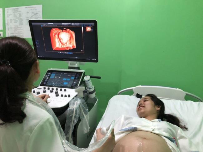Bild des fetalen Ultraschalls - Beobachten Sie, wie der Fötus im Mutterleib in die Hände klatscht