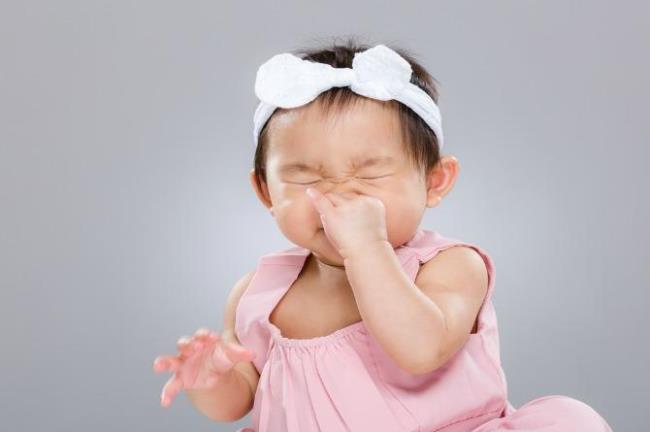 El ventilador eléctrico afecta negativamente la salud del bebé si lo deja dormir toda la noche con un ventilador