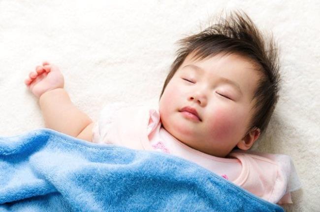 Ventilatorul electric afectează negativ sănătatea bebelușului dacă îl lăsați să doarmă toată noaptea cu un ventilator
