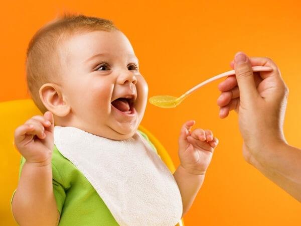 Wat kinderen van 7 maanden oud kunnen eten, helpt om gelijkmatig aan te komen en een uitstekende intelligentie te ontwikkelen