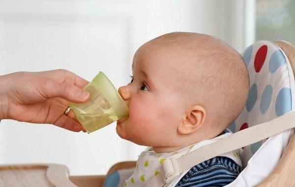 Mogen kinderen 5 maanden water drinken?  Wanneer kunnen kinderen water drinken?
