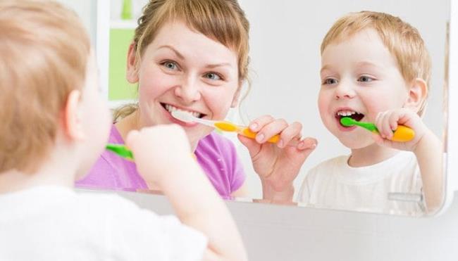 Semua yang perlu diketahui orang tua tentang mengajar anak menyikat gigi