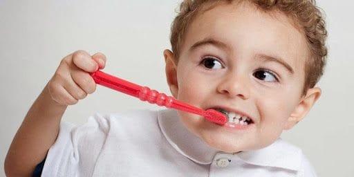 Semua yang perlu diketahui orang tua tentang mengajar anak menyikat gigi