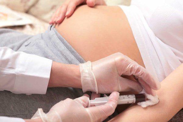 Quels sont les signes de malformation fœtale et quelle en est la cause chez la mère?