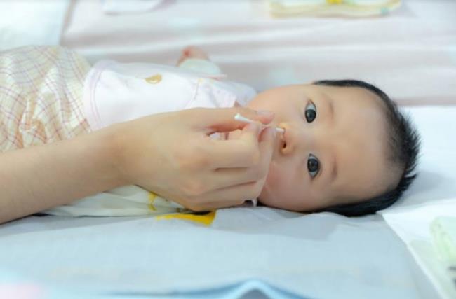 Nasenhygiene für Neugeborene, einfach, erfordert aber die richtige Methode