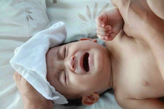 Bebê com febre alta que leva à perda de apetite, o que a mãe deve fazer?