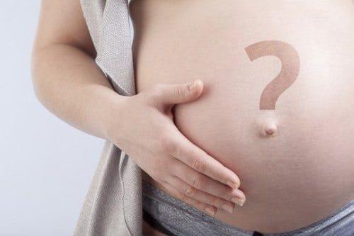 Het fenomeen van foetale trillingen in de baarmoeder maakt de moeder verrast
