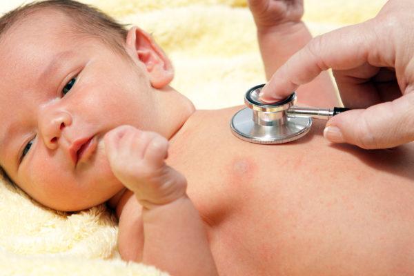 Ist das Keuchen von Neugeborenen normal oder muss es nachbehandelt werden?