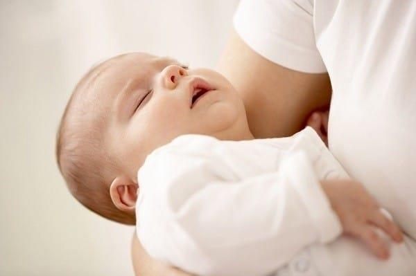 Ist das Keuchen von Neugeborenen normal oder muss es nachbehandelt werden?