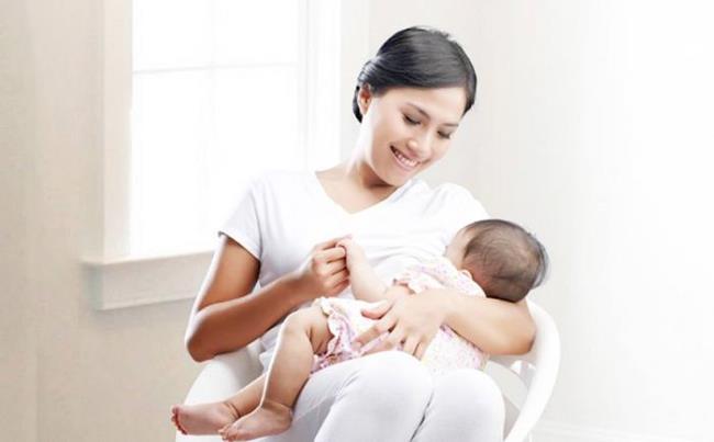 Come viene allattato abbastanza un bambino?  Ci sono segni di allattamento al seno sufficiente?