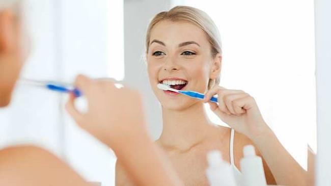 Cara memutihkan gigi dengan aman di rumah dan catatan untuk membantu memutihkan gigi
