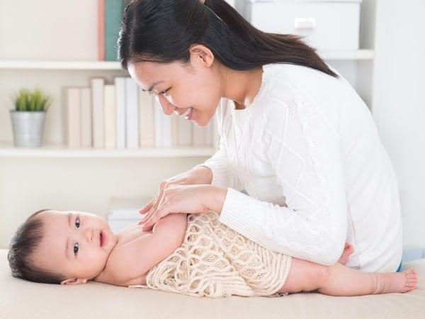 O que é um bebê com erupção na pele que não coça?  Existe uma maneira de tratá-lo completamente?