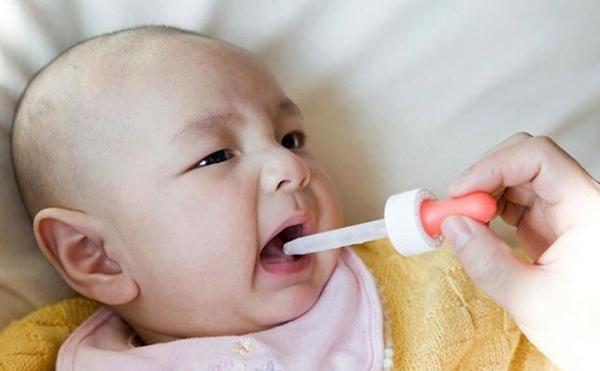 Bebekler kıvrılma ve süt tükürme eğilimindedir, anneler artık bu sorunu yaşamamalarına yardım etmek için ne yapmalıdır?