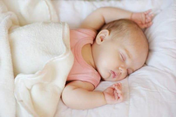 Sagen Sie den Müttern, wie sie den Schlaf von Babys nachts verbessern können